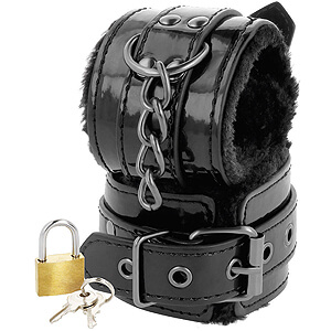 Darkness Handcuffs with Fur and Padlock - černá zamykací pouta s polstrováním